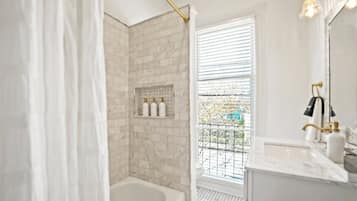 Regadera, secadora de cabello, bidet, toallas