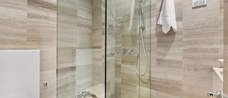 Apartment | Badezimmer | Badewanne, Haartrockner, Handtücher, Seife