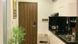 ห้องคลาสสิกสตูดิโอ, วิวเมือง | ครัวส่วนตัว | ไมโครเวฟ, เตาประกอบอาหาร, กาต้มน้ำไฟฟ้า, เครื่องครัว/จาน/ช้อนส้อม