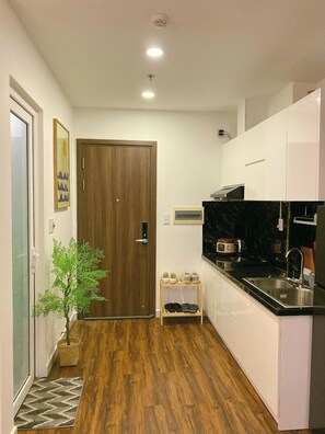 Classic Studio, City View | Private kitchen | Microwave, stovetop, cookware/dishes/utensils - Sò Home (Ho Chi Minh)