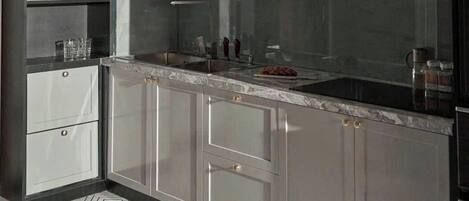 奢华开间套房, 城市景观 | 私人厨房 | 微波炉、炉灶、厨具/餐具