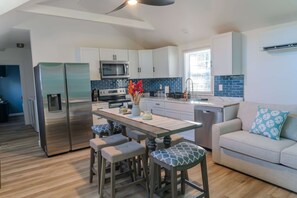 Private kitchen - Red & Blue Retreat (Trenton)