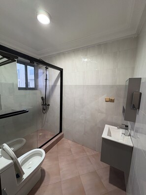 Bathroom - Ridgeway Apartments (Accra)