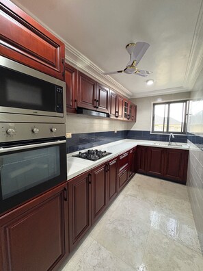Private kitchen - Ridgeway Apartments (Accra)
