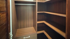 Apartemen, 1 kamar tidur | Lemari pakaian