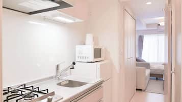 Fridge, microwave, cookware/dishes/utensils, ice maker