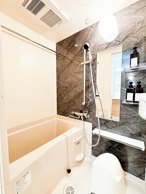 Shower, hair dryer, towels - Modern Apartment near Sugamo Station (Toshima City)