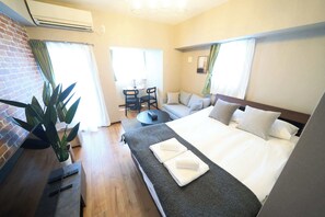 Desk, WiFi, bed sheets - Asakusa Kototoibashi Facing Tokyo Skytree (Sumida City)