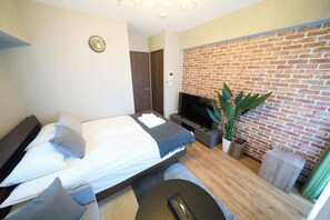 Een bureau, wifi, beddengoed
