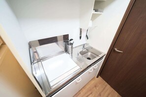 Fridge, microwave, stovetop, cookware/dishes/utensils - Asakusa Kototoibashi Facing Tokyo Skytree (Sumida City)