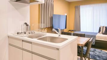 Refrigerador, microondas, utensilios de cocina y máquina de hielo