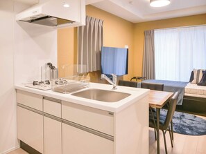 Refrigerador, microondas, utensilios de cocina y máquina de hielo 