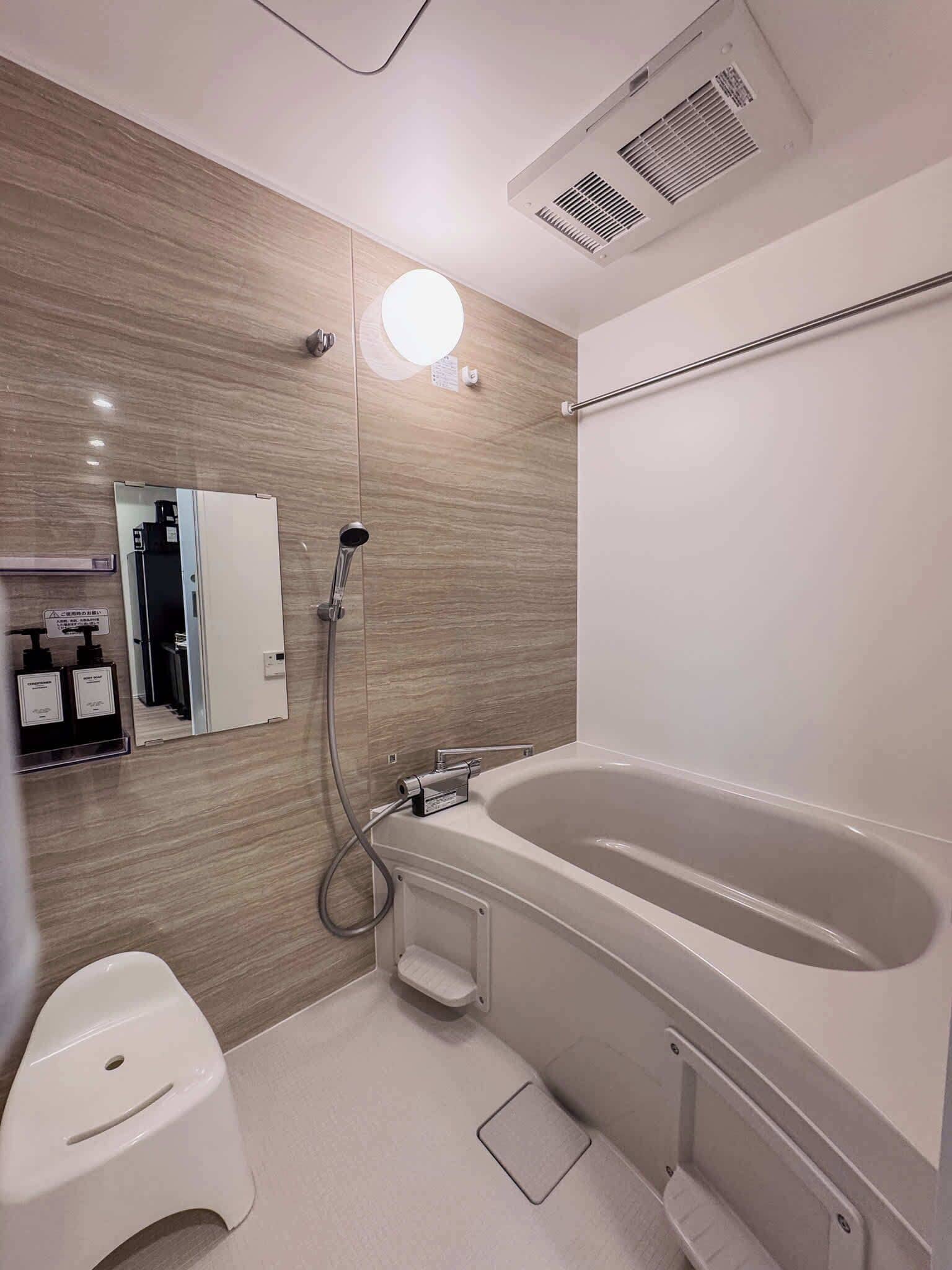 Regadera, secadora de cabello, toallas 