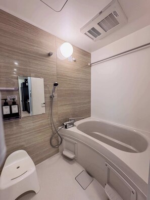 Regadera, secadora de cabello, toallas 