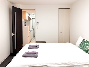 Desk, iron/ironing board, WiFi, bed sheets