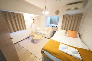 Escritorio, wifi y ropa de cama 