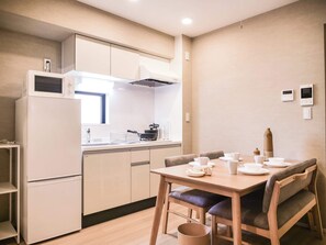 Fridge, microwave, electric kettle, cookware/dishes/utensils - Triphome Asakusa Alpha 2 Bedrooms (Taito City)