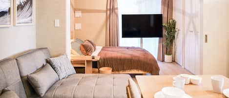 Tabla de planchar con plancha, wifi y ropa de cama