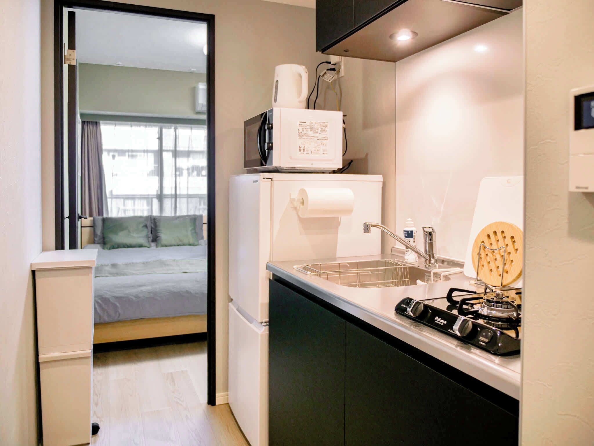 Fridge, microwave, cookware/dishes/utensils, ice maker