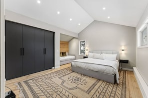 Työpöytä, silitysrauta/-lauta, Wi-Fi, vuodevaatteet