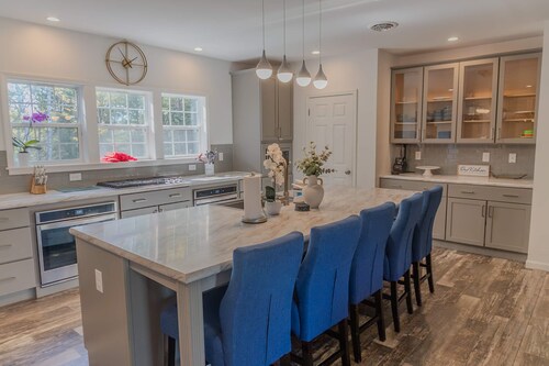 Spacious 8-bedroom house in peaceful Tremont with AC