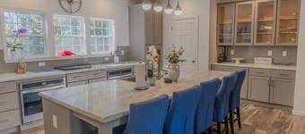 Spacious 8-bedroom house in peaceful Tremont with AC