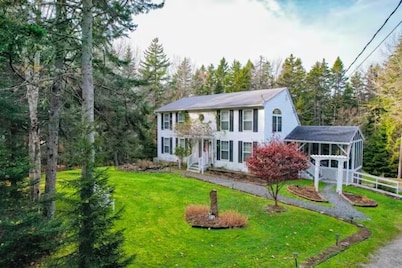 Spacious 8-bedroom house in peaceful Tremont with AC