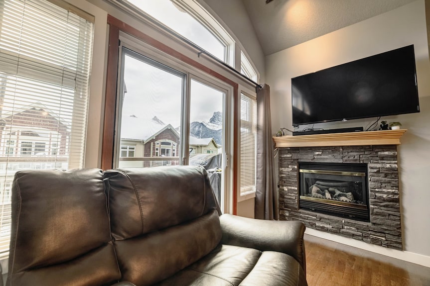 Rocky Mountain Retreat-mountain View! - Canmore