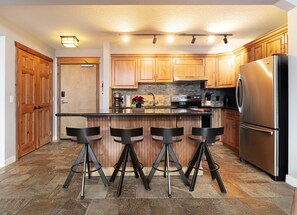 Fridge, microwave, oven, stovetop - Rocky Mountain Retreat-Mountain View! (Canmore)