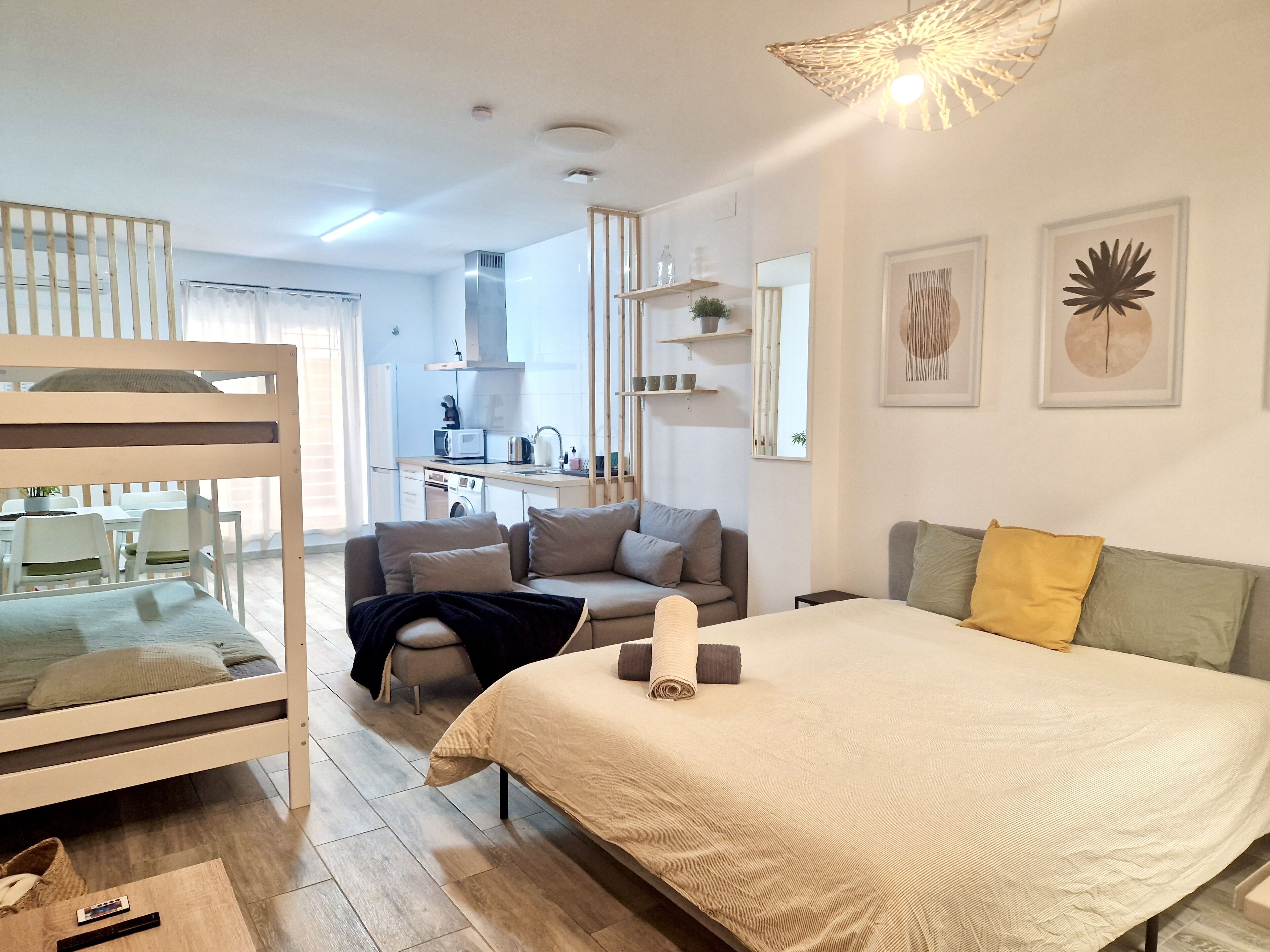 Een strijkplank/strijkijzer, gratis wifi, beddengoed