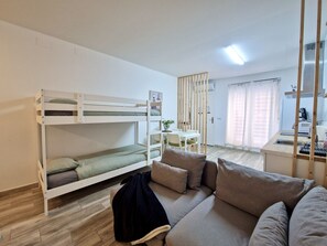 TV - SR Marmoles Studio in Malaga Center (Malaga)