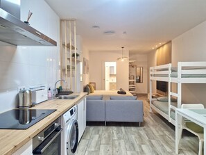 Fridge, microwave, oven, toaster - SR Marmoles Studio in Malaga Center (Malaga)