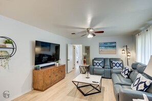 Living area - Minden cottage oasis (Minden)