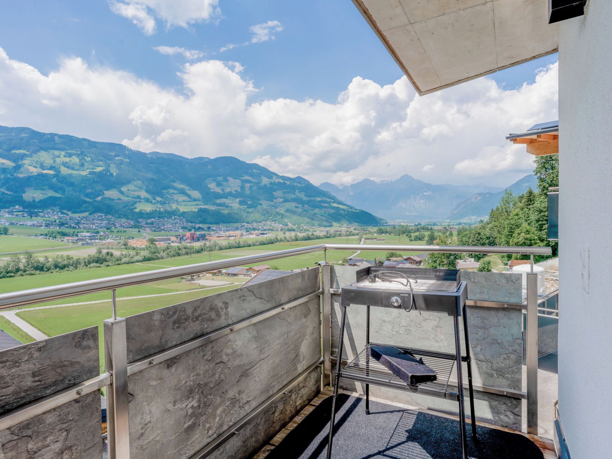 Ein Balkon mit Metallgeländer und Blick auf eine Berglandschaft.