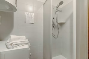 Dusche, Haartrockner, Bidet, Handtücher