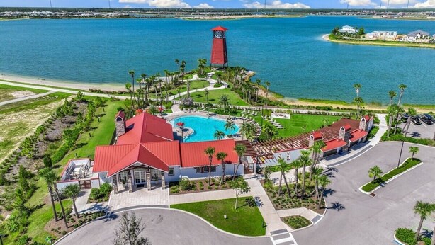 Ein Luftbild eines Resorts mit einem zentralen Gebäude, einem Schwimmbad und einem Turm.