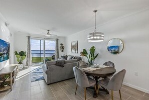 Televisie en een open haard