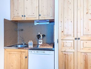 Fridge, cookware/dishes/utensils - Apartment Topaze by Interhome (Saint Gervais)