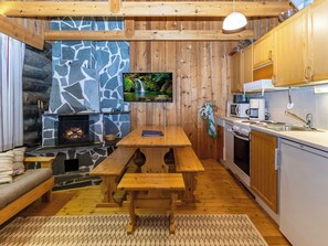 Refrigerador, microondas, lavavajillas y utensilios de cocina