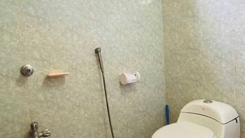 Doppia Deluxe, balcone, vista spiaggia | Bagno | Vasca, set di cortesia gratuito, asciugamani, sapone