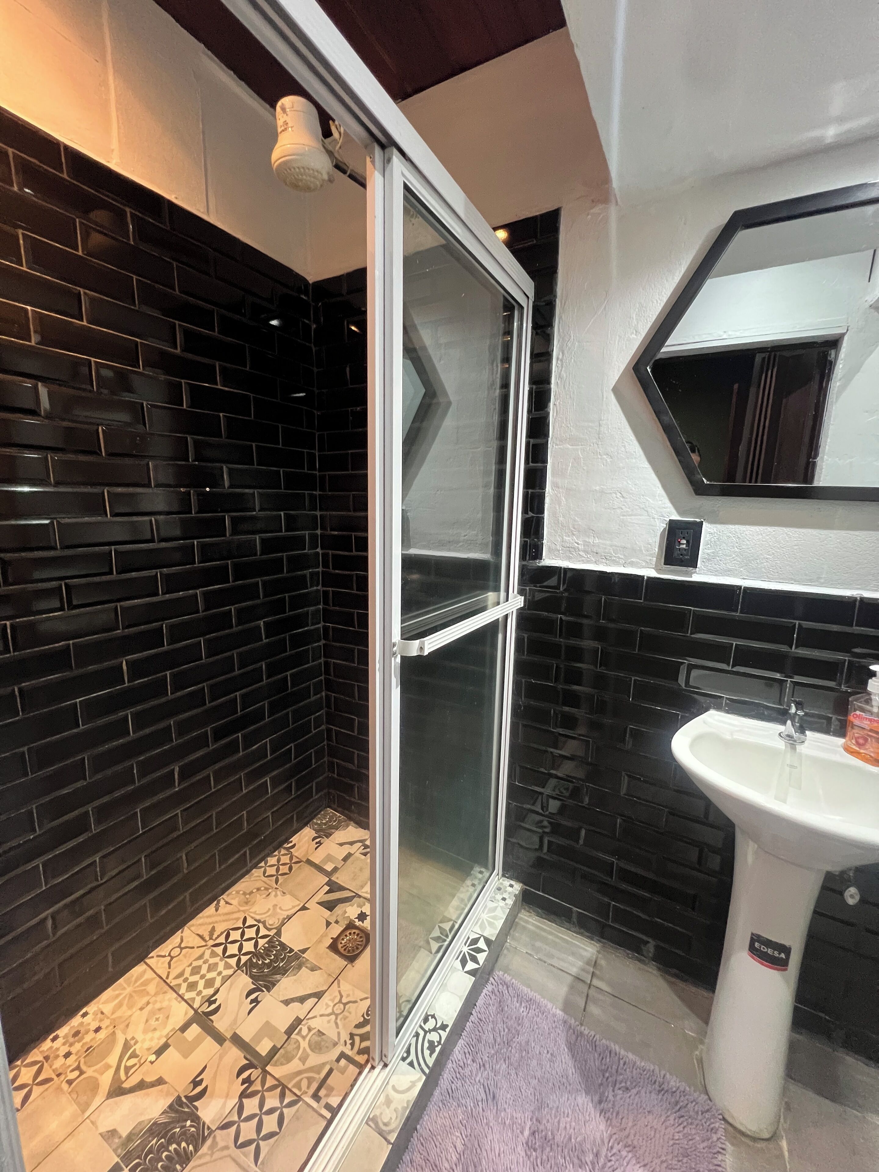 Deluxe Quadruple Room, Pool View - Napoles | Bathroom