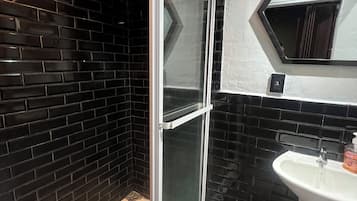 Deluxe Quadruple Room, Pool View - Napoles | Bathroom