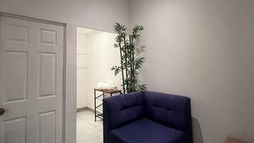 Neljän hengen deluxe-huone, parveke, näköala uima-altaalle | Tallelokero huoneessa, pimennysverhot, silitysrauta/-lauta