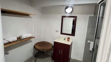 Deluxe Quadruple Room, Balcony, Garden View | Bathroom