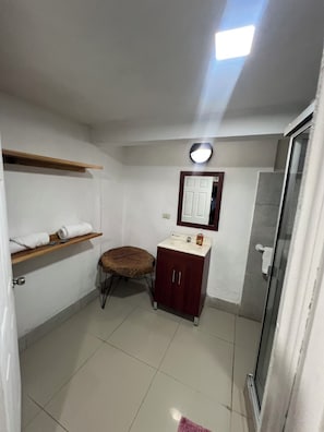 Deluxe-værelse til 4 personer - balkon - udsigt til have | Badeværelse