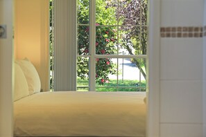 4 bedrooms, desk, iron/ironing board, free WiFi