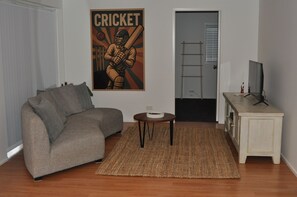 Smart TV, books, stereo - Big familly home in heart of Mittagong.Close to everything.Plenty of parking. (Mittagong)