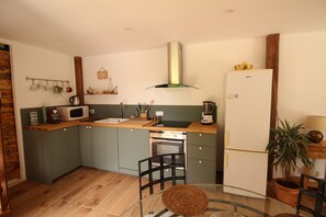 Private kitchen - Gîte Les Séquoias with swimming pool and sauna near Paris & Giverny (Cierrey)