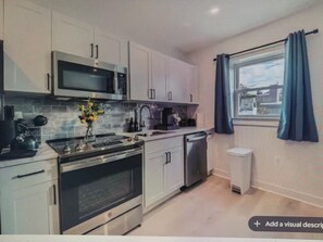 Fridge, microwave, oven, stovetop - Fells Point waterfront 7 bedrooms and 4Bathrooms getaway (Baltimore)