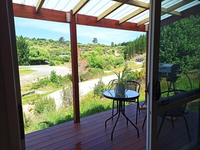 Modern & cosy Motueka Valley studio